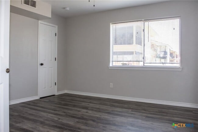Building Photo - 2102 Hunt Dr