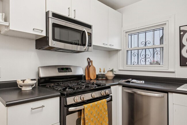 Building Photo - Pacific Heights: Updated Condo w/ Enchanting Shared Garden