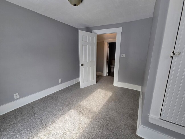 Building Photo - 2 Bedroom Single Family