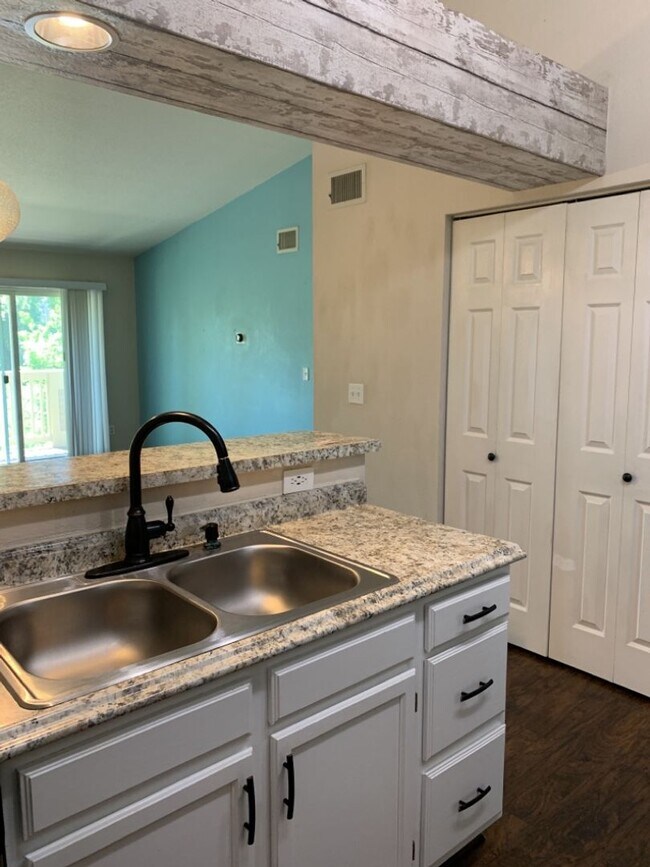 Building Photo - STUDENTS WELCOME! Remodeled 2 Bedroom 2 Bathroom Second-Floor Condo