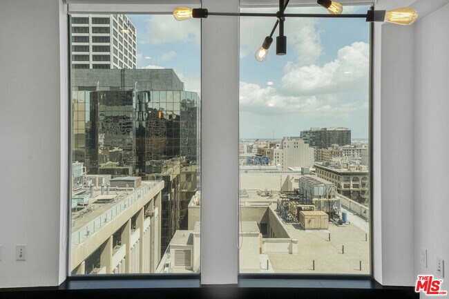 Building Photo - 655S S Hope St