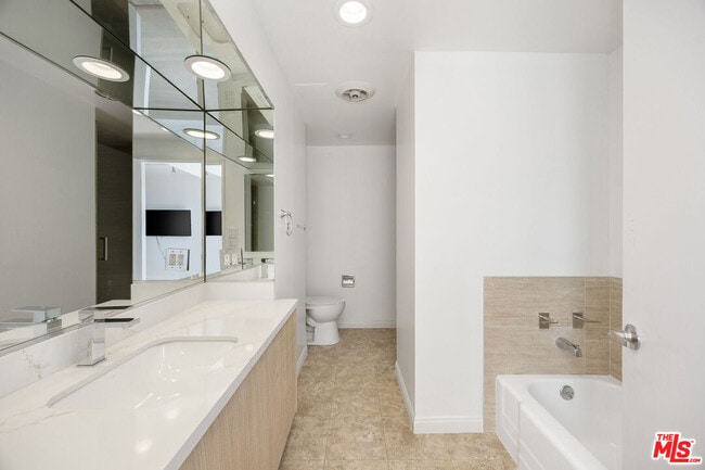 Building Photo - 838 N Doheny Dr