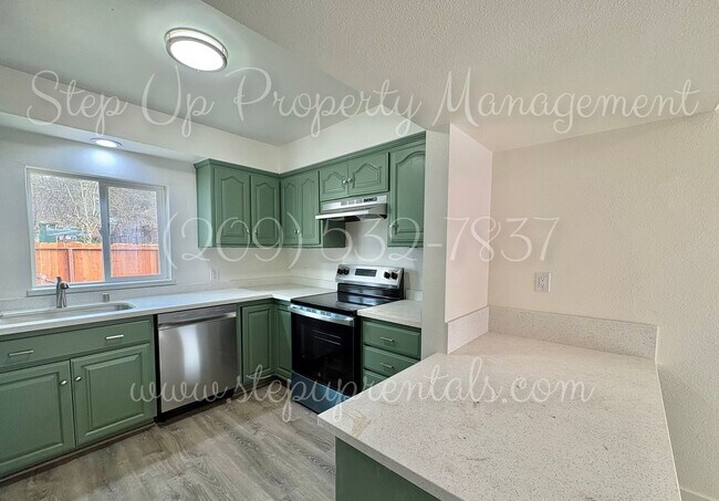 Building Photo - 18669 Pine St