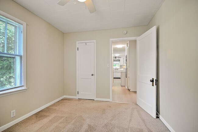 Building Photo - 1050 Delawana St