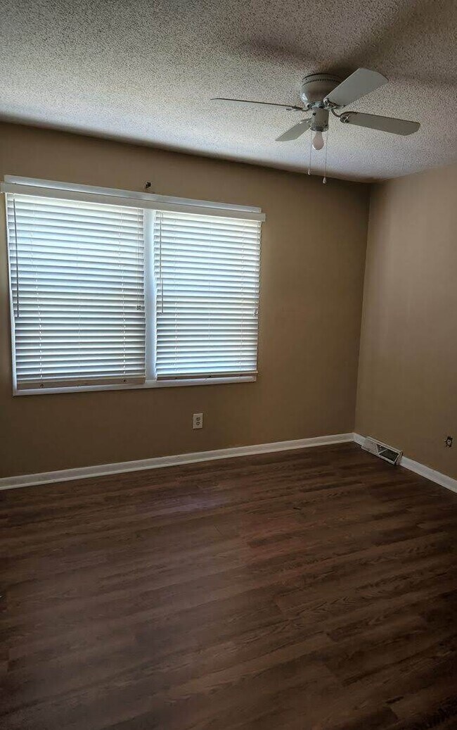 Building Photo - 204 Irongate Dr