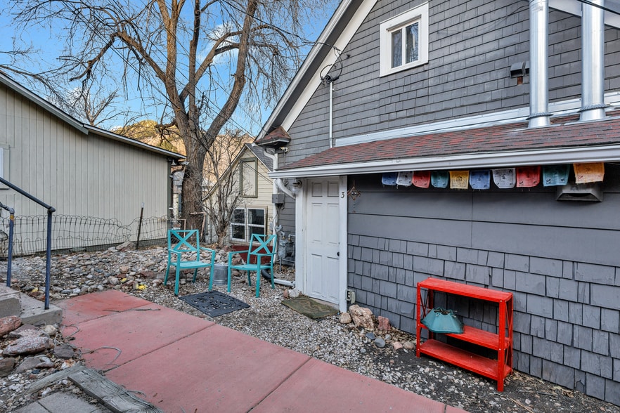Private entrance - 1125 Manitou Ave