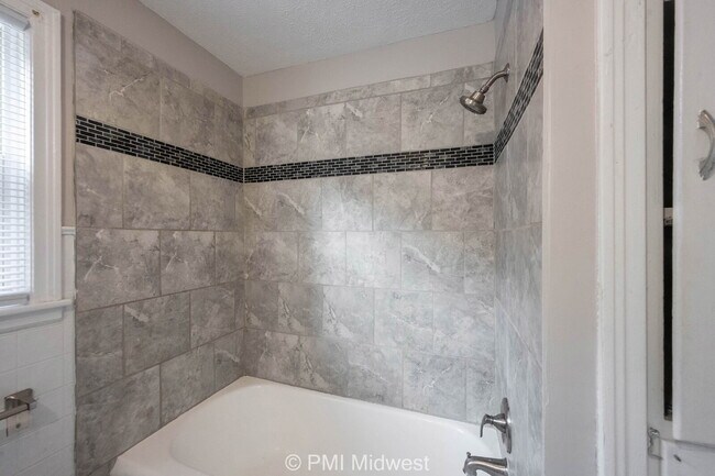 Building Photo - "Charming 3-Bedroom Home in Beech Grove - Cozy Living with Ample Space!"