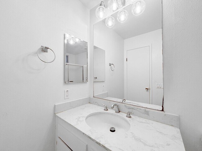 Building Photo - Charming & Spacious 2BD/2BA Condo in Bay P...