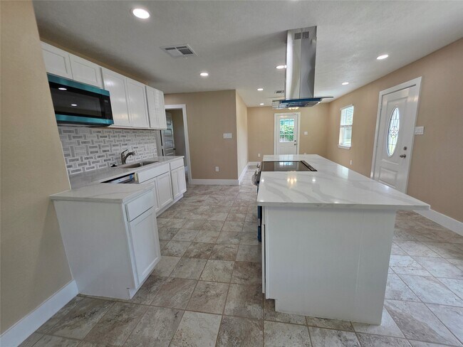 Building Photo - 2306 19th Ave N