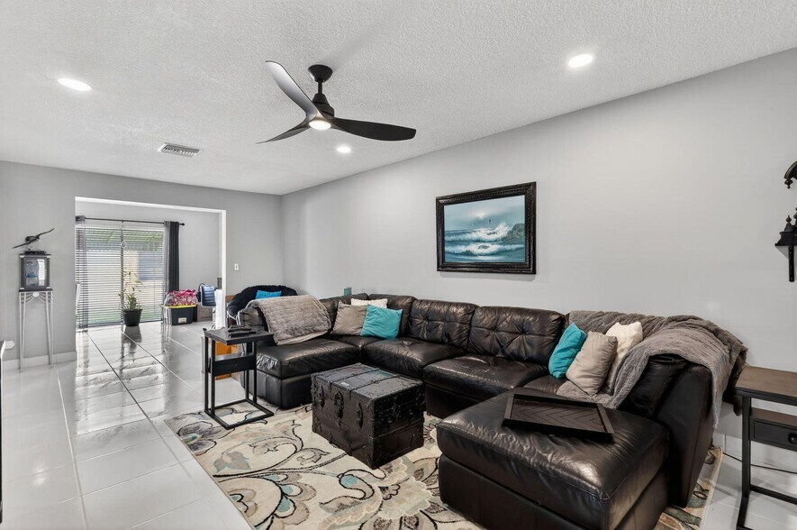 Building Photo - 6357 Overland Dr