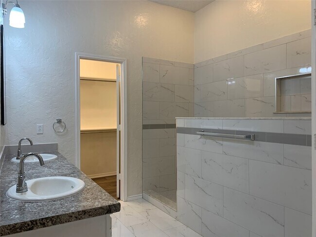 Building Photo - 4725 Park Bend Dr