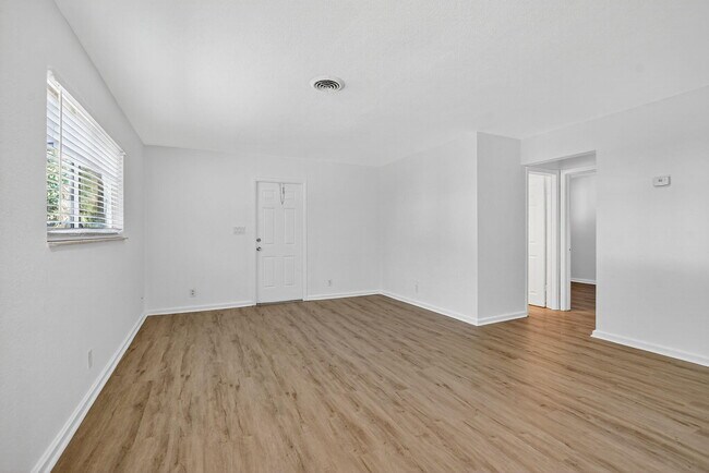 Building Photo - 3031 NE 7th Ave