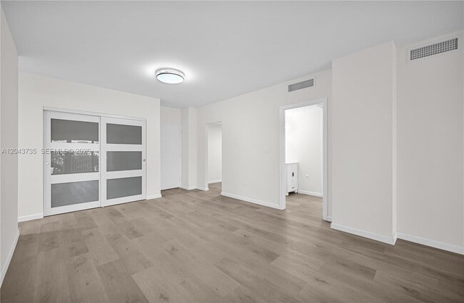 Building Photo - 300 Bayview Dr