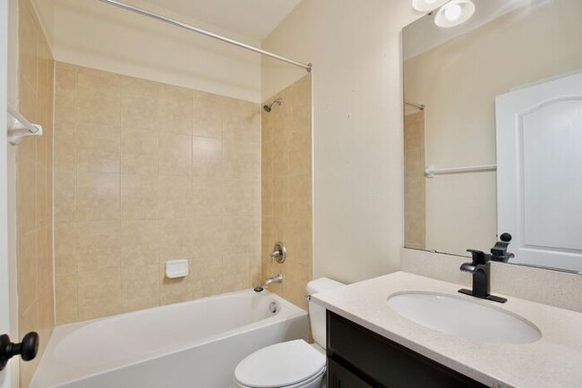 Building Photo - Lovely 3/2.5 Spacious Townhome with a 2 Ca...