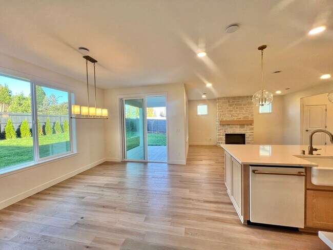 Building Photo - Gorgeous Ridgefield Home