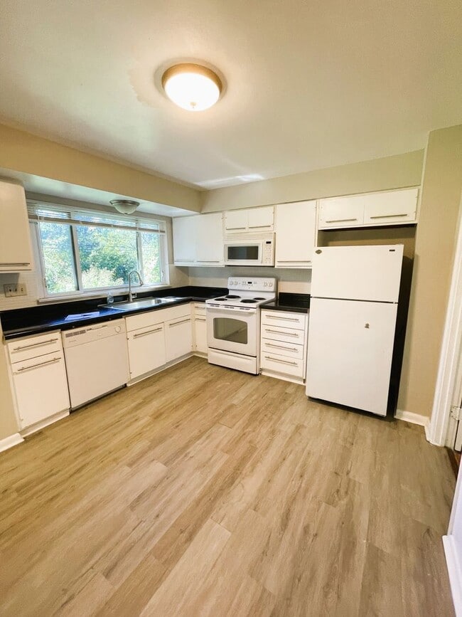 Building Photo - SINGLE FAMILY LOCATED IN MANCHESTER, off 1...