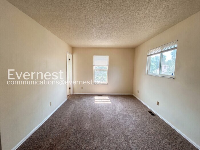Building Photo - 2702 Dickens Dr
