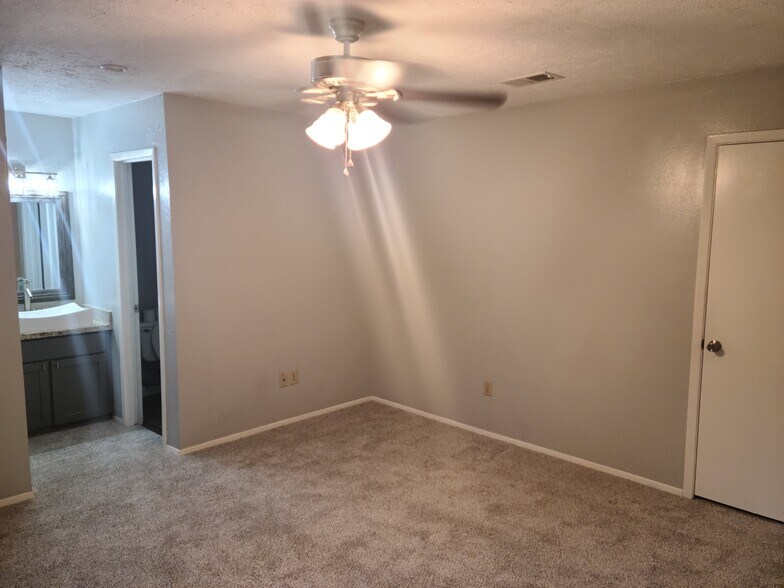 Building Photo - 17 Capewood Ct