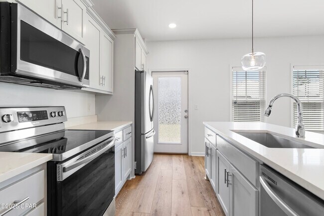 Building Photo - 413 Raven Ln