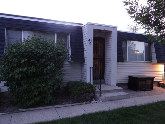 Building Photo - Charming Condo in Meadowbrook Village w 1 ...
