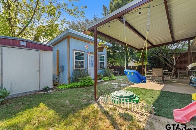 Building Photo - 308 Willow Rd