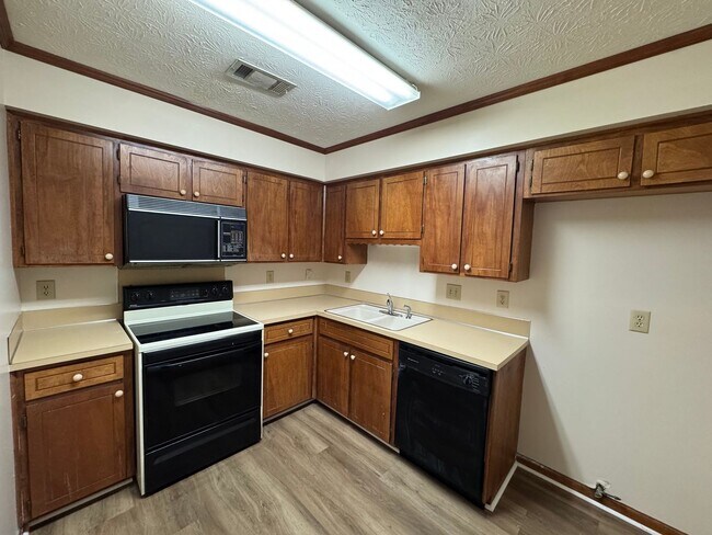 Building Photo - Attached Single Level 3 bedroom 2 bath