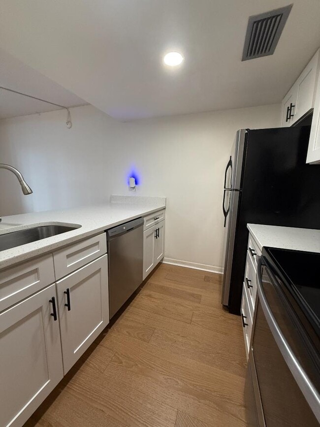 Building Photo - 2525 W Bay Dr