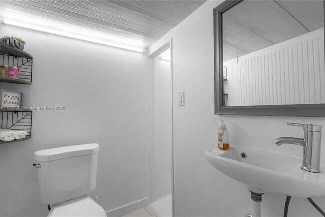 Building Photo - 2515 W 65th St