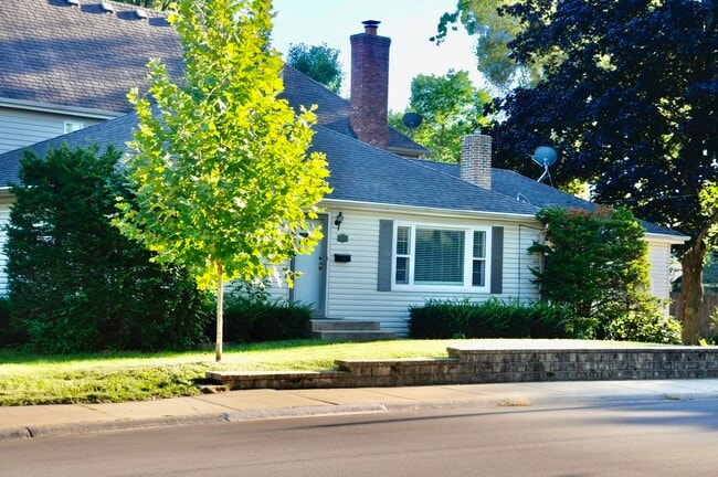 Building Photo - 110 W 12th Ave