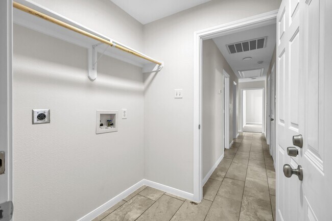 Building Photo - 10486 Twin Circles Dr