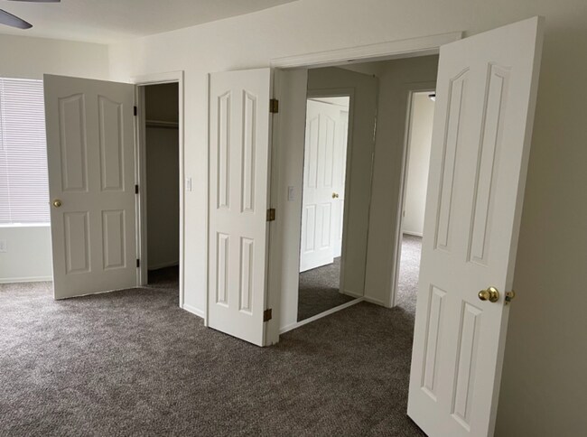 Building Photo - 3 Bed/2.5 Bath 2-Level Home with Loaded Kitchen! Washer/Dryer! Big backyard!