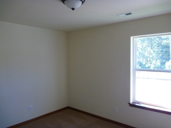 Building Photo - Impressive Dog Friendly Home Available!