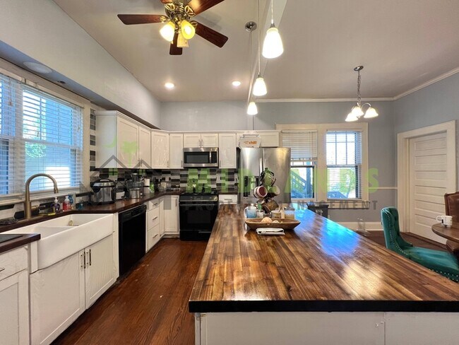 Building Photo - 2417B Clark Street