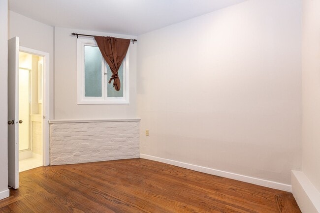 Building Photo - Pacific Heights: Remodeled Garden Apartment w/ Shared Patio One Block from the Presidio