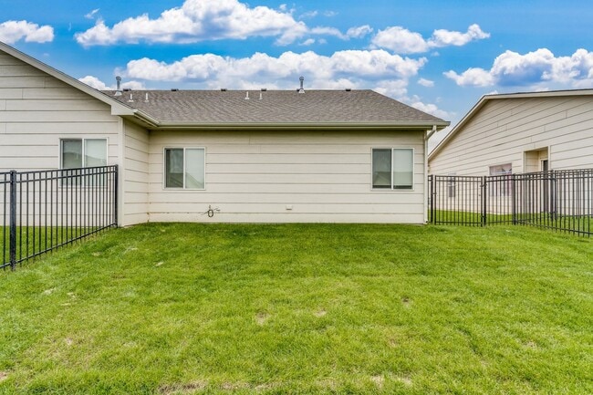 Building Photo - Auburn Villas - 3 Bedroom 2 Bathroom Holly