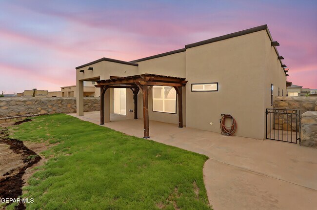 Building Photo - 308 S Manzanita Dr
