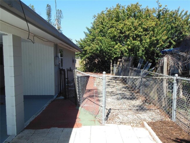 Building Photo - 2204 20th Ave W