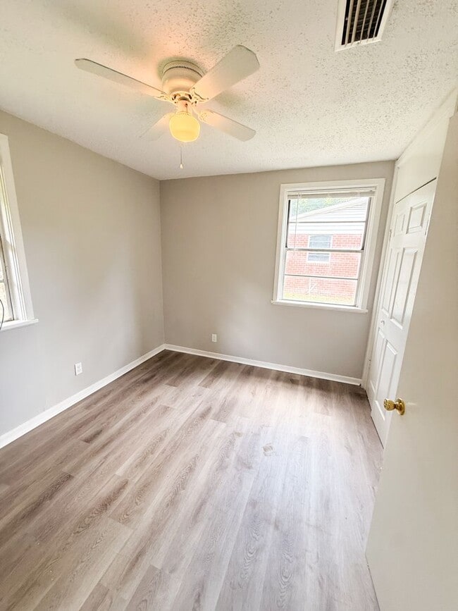 Building Photo - 2113 Robin St