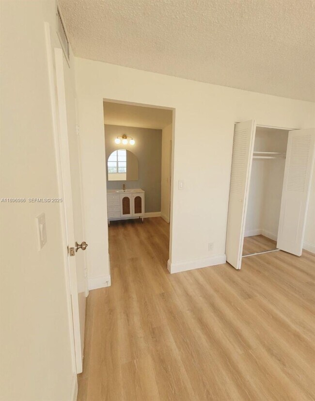 Building Photo - 2025 NE 164th St