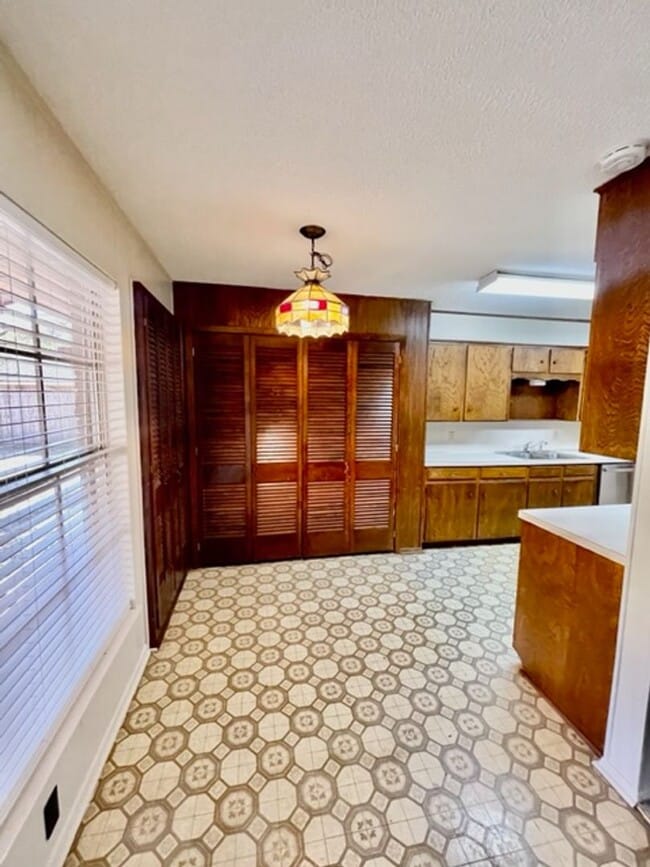 Building Photo - 5412 Lake Crest Dr