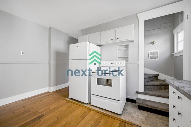 Building Photo - Charming 3-Bed Duplex in Renton - Spacious 1280 Sq Ft Haven!
