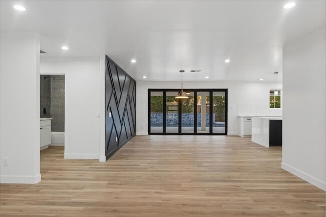 Building Photo - 8525 E Clarendon Ave