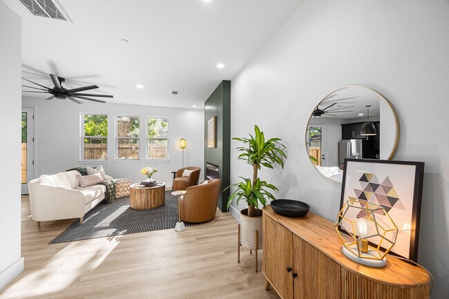 Building Photo - 4611 Dewberry St