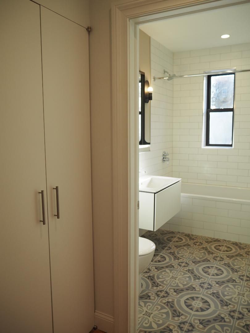 Linen closet - 1055 Boulevard E