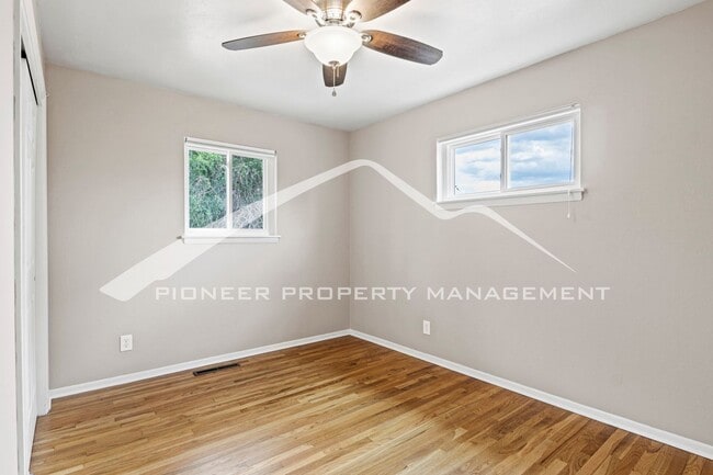 Building Photo - Spacious 4-Bed, 2-Bath Home with Finished ...