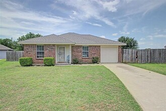 Building Photo - Welcome to this inviting 3-bedroom, 2-bath...