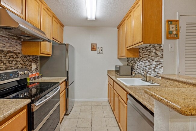 Building Photo - 2702 Somerset Park Cir
