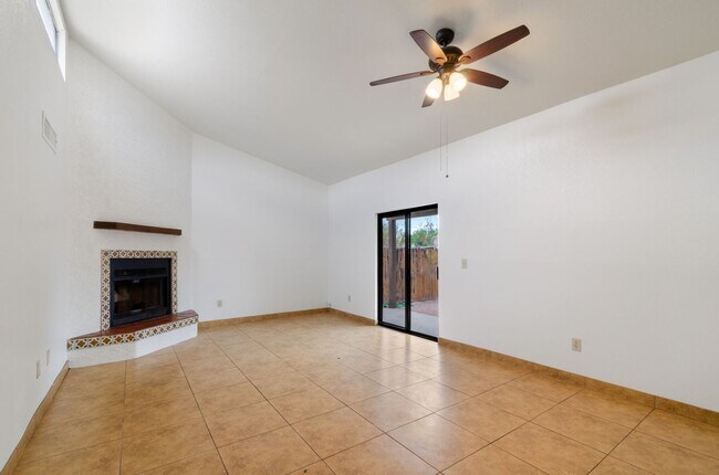 Building Photo - Private and Charming 2 Bed 1 Bath house
