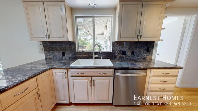 Building Photo - 4121 Hayvenhurst Dr