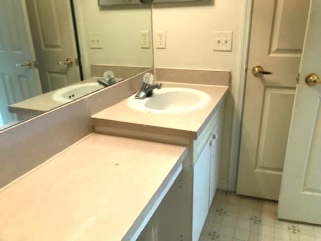 Building Photo - Available Now! Charming 1-Story Lockout Townhome in Davenport!